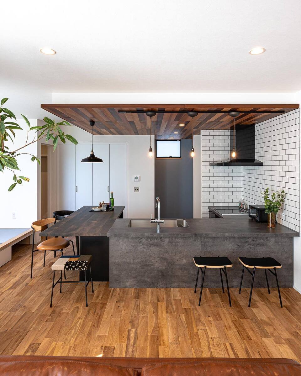 片側を壁に付けたL型キッチンは、反対側に造作でダイニングテーブルをくっつけてコの字型のオープンスタイルキッチンに。おしゃれなカフェカウンターのような、そんな素敵な空間です✨