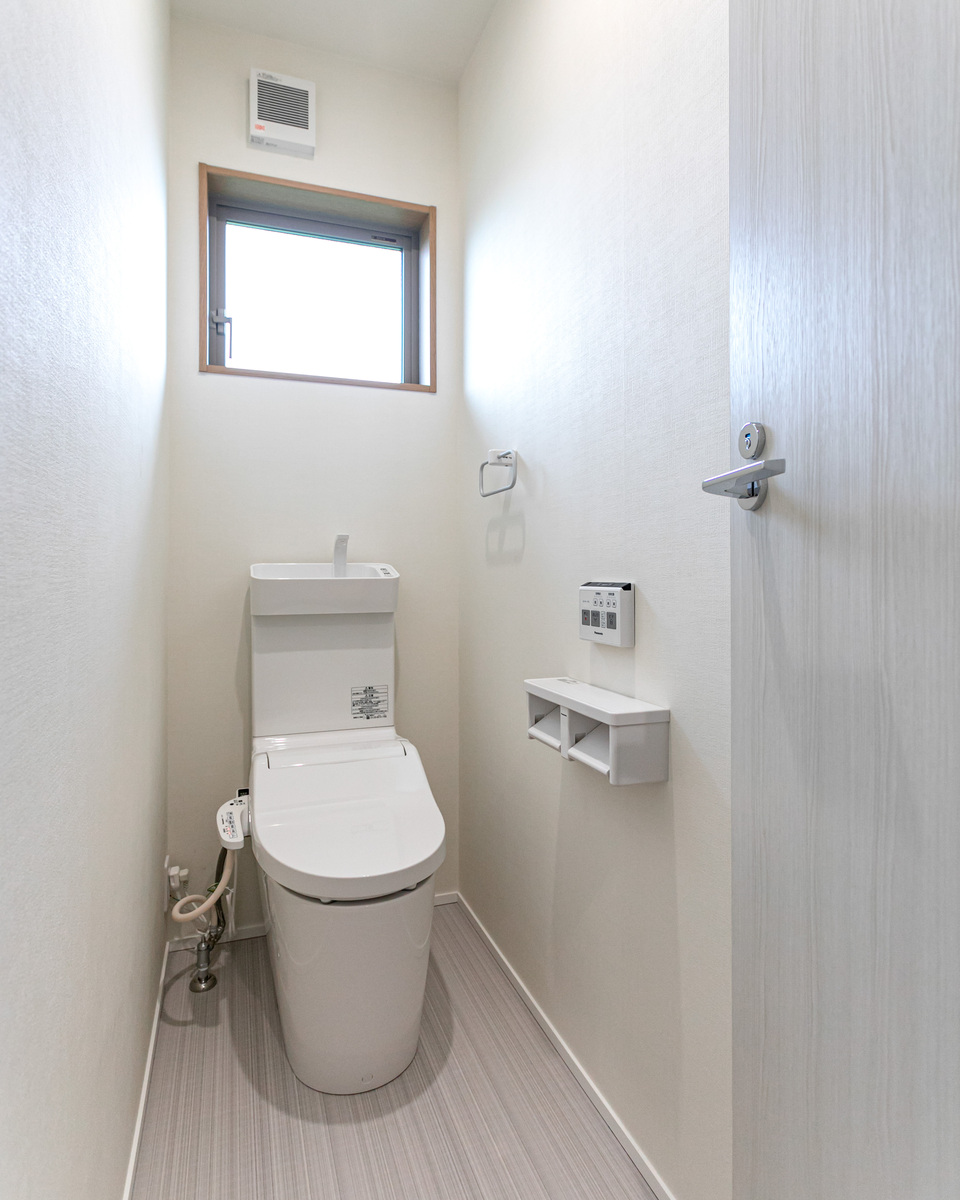 白基調のデザインでシンプルで清潔なトイレ