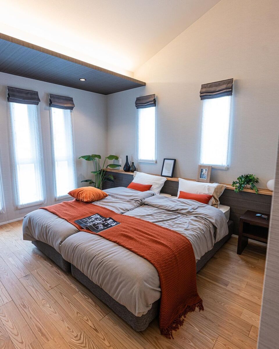 間接照明と勾配天井が優しい光を織りなす、くつろぎのベッドルーム