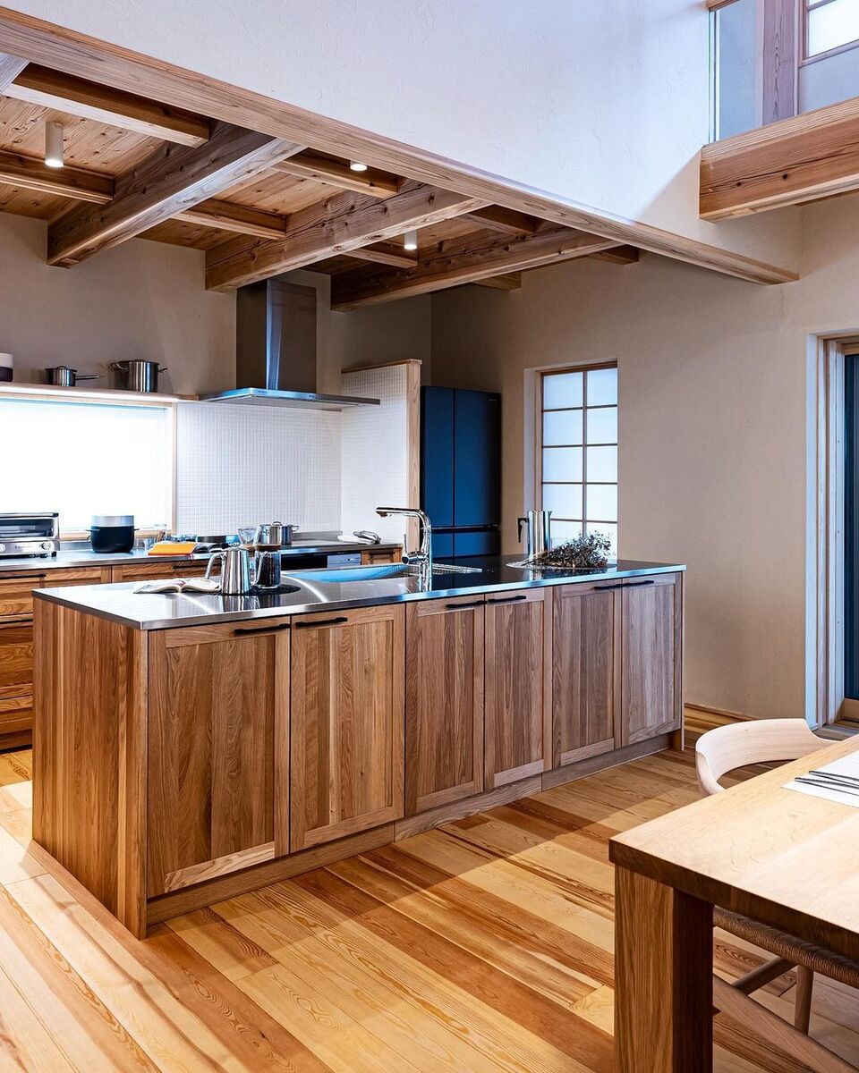 梁見せ天井や無垢床に合わせた木目の美しいアイランドキッチン