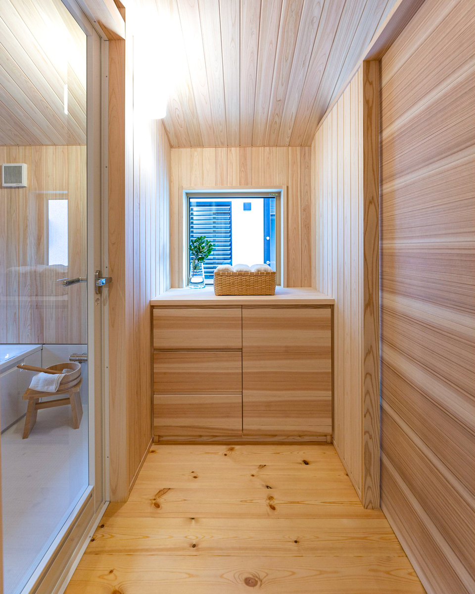 お風呂上りも木の香りに包まれる心地良い脱衣室に木目の美しいオリジナル収納