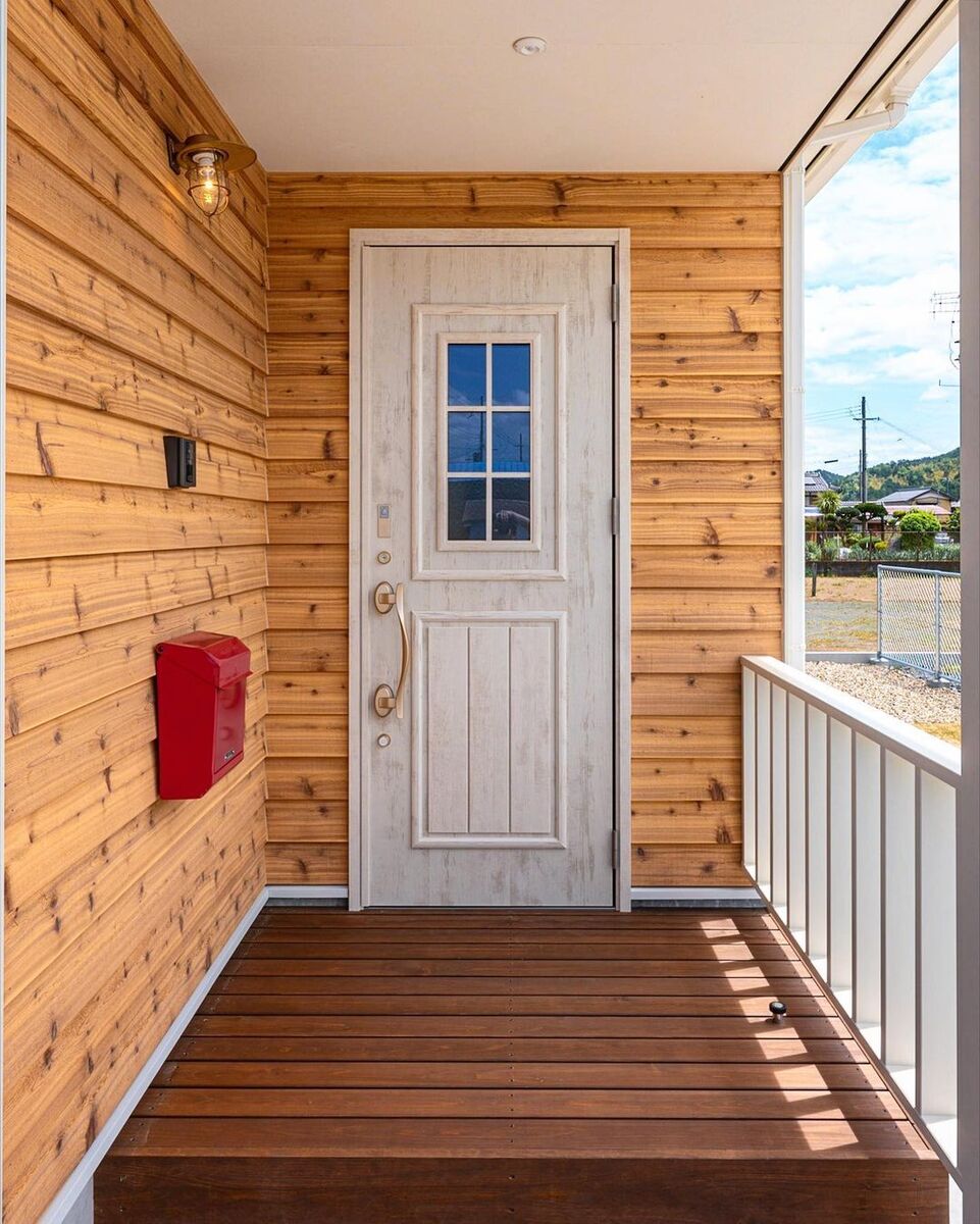 思わず扉を開けたくなるカリフォルニアスタイルハウスの白くて可愛い木製玄関ドア