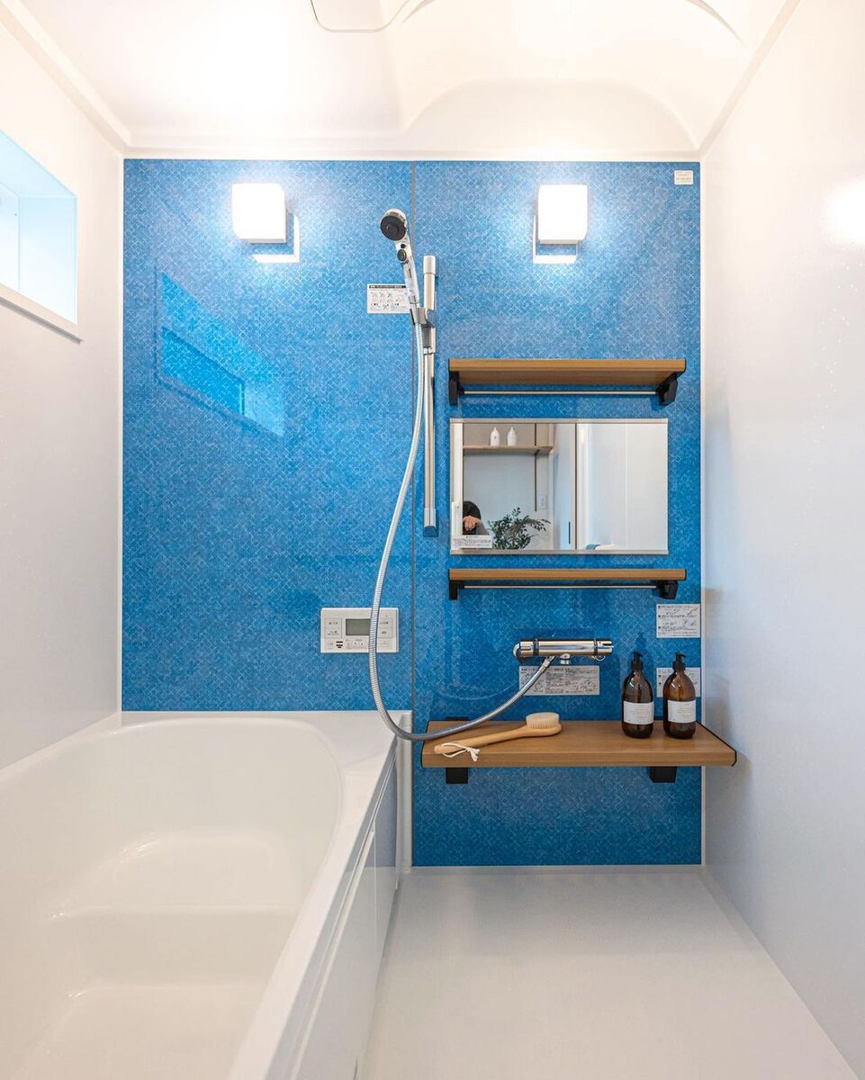 白くてシンプルな浴室がブルーのアクセントカラーで一気におしゃれかわいい空間に