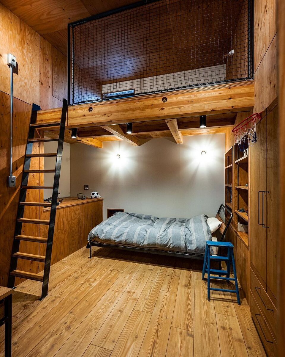 子供部屋は天井高を有効利用したロフト付き！造作家具も木目で揃えておしゃれな空間に