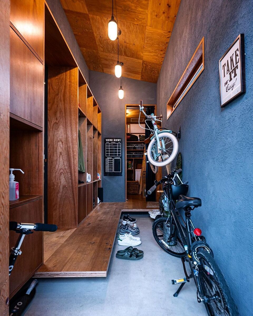 土間玄関は壁面利用した自転車収納。突き当りのパントリー収納からはキッチンへ