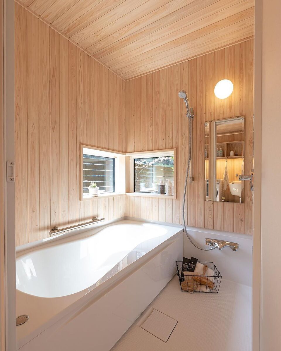 リラックスできる木のお風呂は木の香りを満喫できる癒しの空間。コーナーに設けられた小窓は外部の視線を避けつつ、浴槽に浸かった時に外の景色を楽しめるよう計算された配置！
