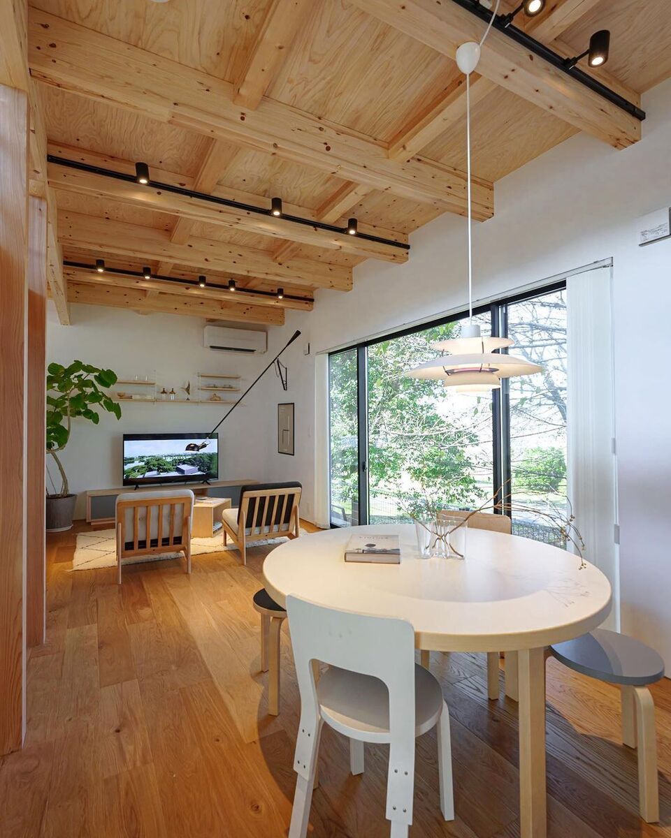 無垢板の天井と床がナチュラルなリビングダイニング。丸いフォルムが可愛い木製のダイニングテーブルは、お部屋全体に柔らかくやさしい雰囲気を生み出してくれます。北欧デザインのペンダントライトでますますおしゃれな空間に♪