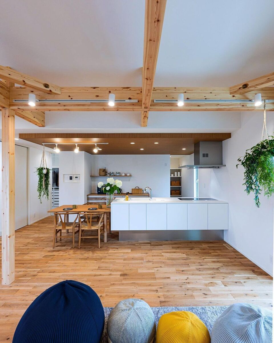 白くてシンプルな空間に、見せ梁やフローリングの無垢材の木目がアクセントになったナチュラルモダンなＬＤＫ。ダイニングテーブルはキッチンと並べて、配膳や片付けのしやすい配置に！