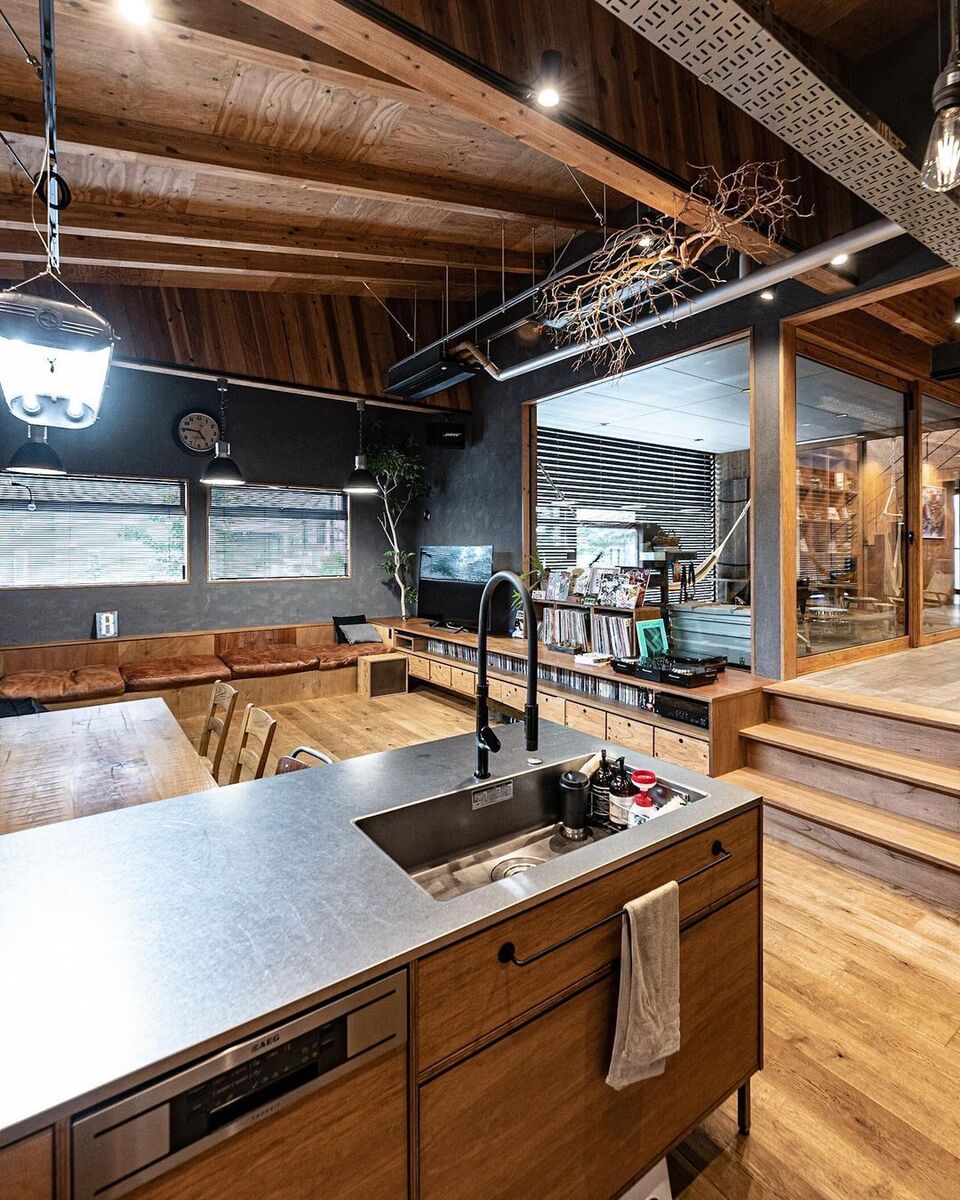 オープンスタイルキッチンは、リビングダイニングと繋がった開放的な空間に。梁を見せた天井は、市松模様に貼られた合板の木目に味わいが✨落ち着きのあるグレーの壁は、珪藻土の塗り壁でデザイン性と機能性を兼ね備えた優れもの◎