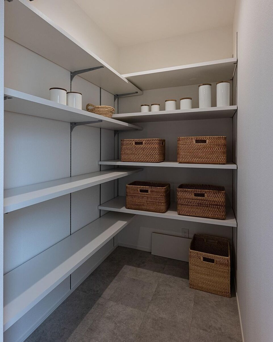 可動棚を設けた収納スペースは、キッチン奥のパントリー！オープン収納で出し入れしやすく、大容量なのでキッチン用品以外にもたっぷり収納でき、使い勝手はバツグンです！
