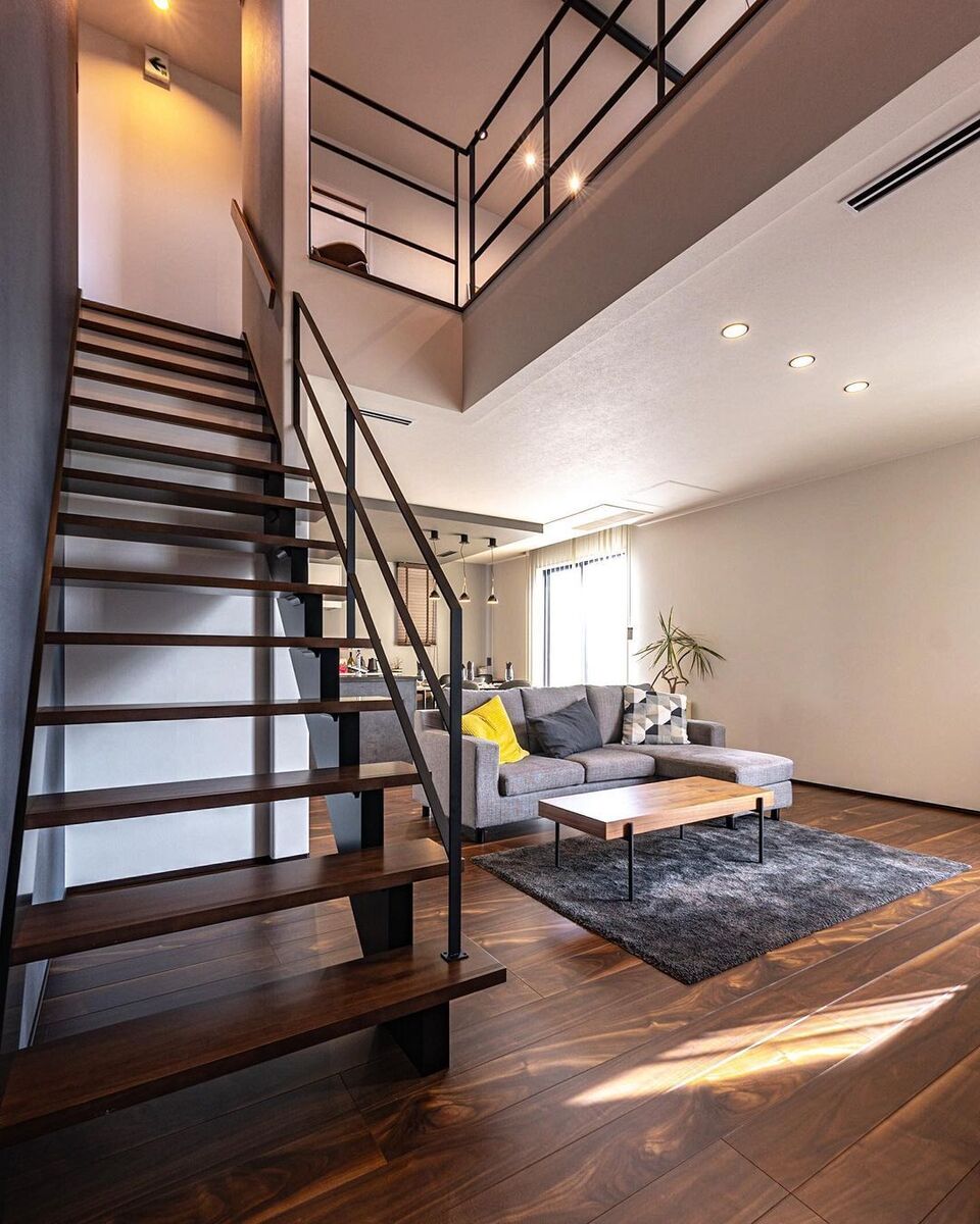 スケルトン階段+吹き抜けで、明るく開放的なリビングルーム。木×アイアン　の異素材の組み合わせがスタイリッシュな中に温かみを感じるおしゃれな階段は、家族を身近に感じることができるリビング階段です。