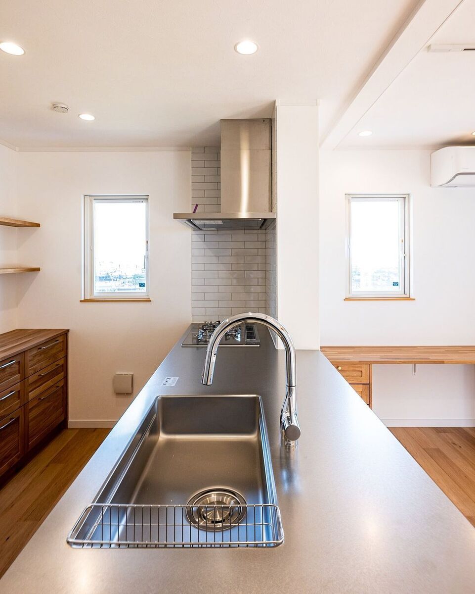 フルフラットのオープンキッチンは、お手入れしやすくスタイリッシュなステンレスのワークトップ✨コンロ前だけ壁を設けて、開放感を保ちつつ調理中の臭いや煙の広がりを抑えます。