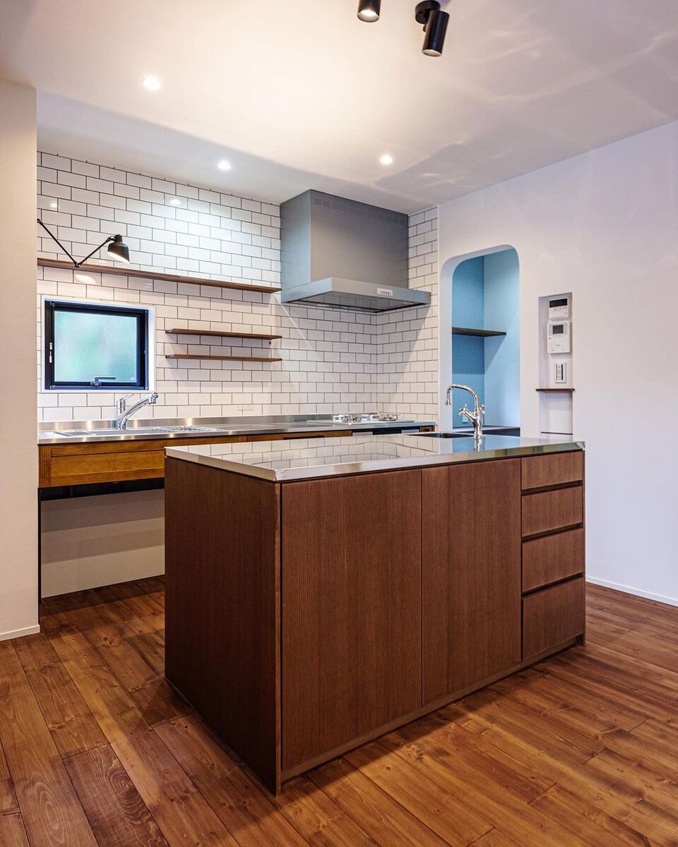壁付けキッチンにコンパクトなシンク付きアイランドカウンターを組み合わせた広々オリジナルキッチン！壁面には可愛いサブウェイタイル、サイドには便利なパントリーとリモコンニッチで、機能性とデザイン性を兼ね備えた万能キッチン✨