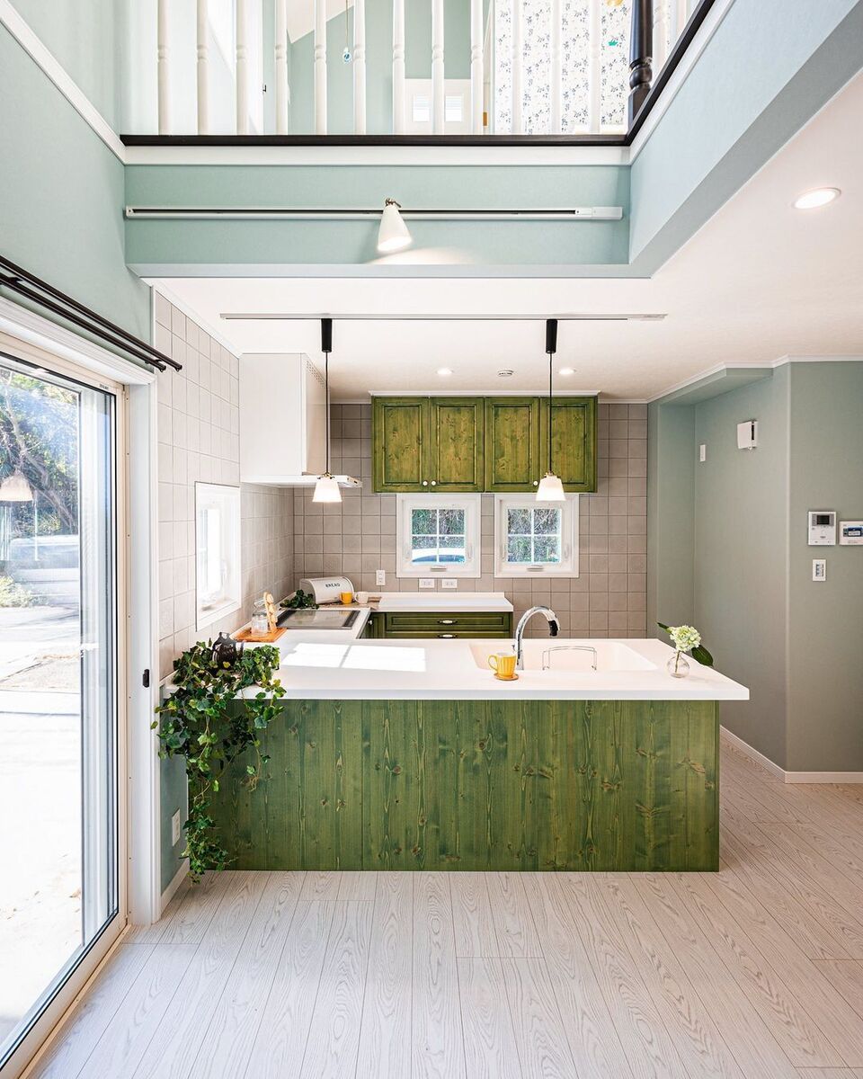 ミントグリーンのクロスに合わせたグリーンのU型キッチンが主役のダイニングキッチン✨ダイニングスペースは大きな掃き出し窓や吹き抜けからの光で明るく開放的な空間に！