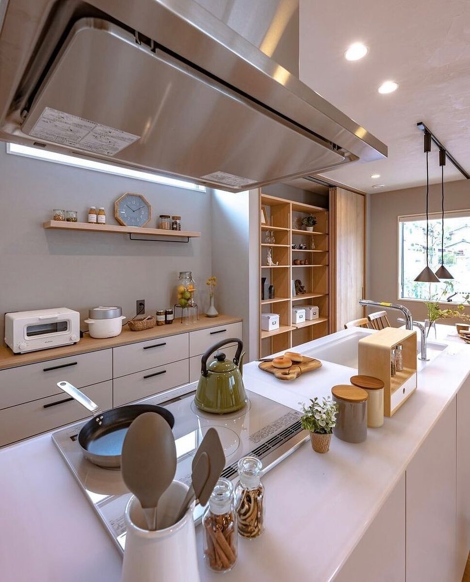 白×木のナチュラルなキッチンには、ブルーグレーのアクセントクロスで北欧風の優しい雰囲気に！背面の隠す収納に合わせた、カップボードの木の天板が、ますますおしゃれなキッチンに♪