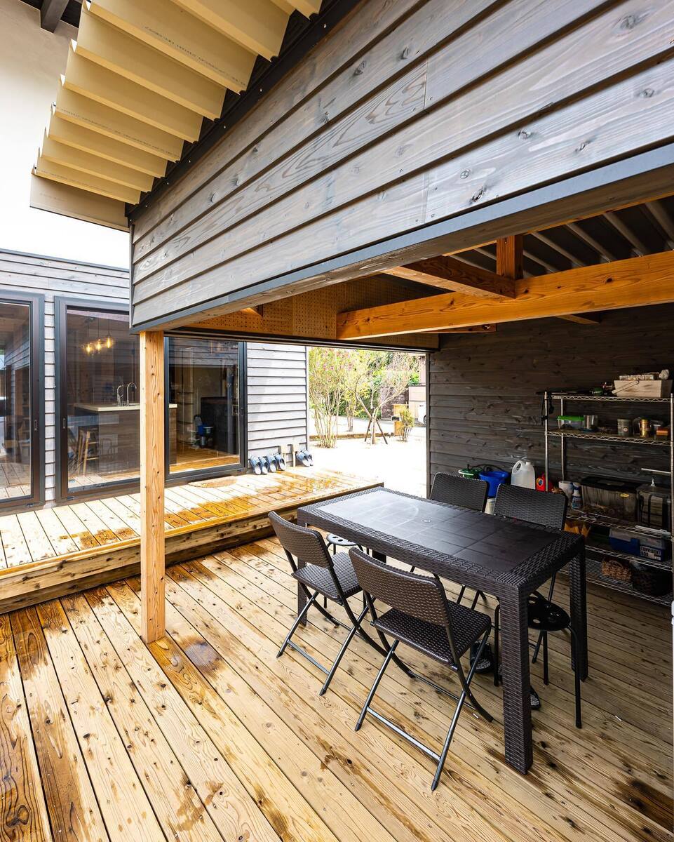 母屋のダイニングキッチン横の掃き出し窓から続く広々ウッドデッキには、屋根付きスペースも♪雨の日には、雨音や雨の香りを楽しみながらアウトドアリビングでゆったりお外時間を過ごせます✨
