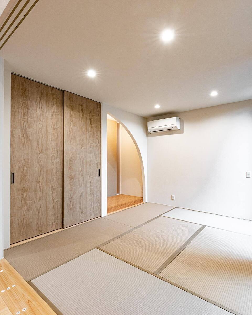 床の間に施したアーチ形の垂れ壁にセンスが光るおしゃれな和室✨押入れは木目が優しいナチュラルブラウンの襖で落ち着く空間に。