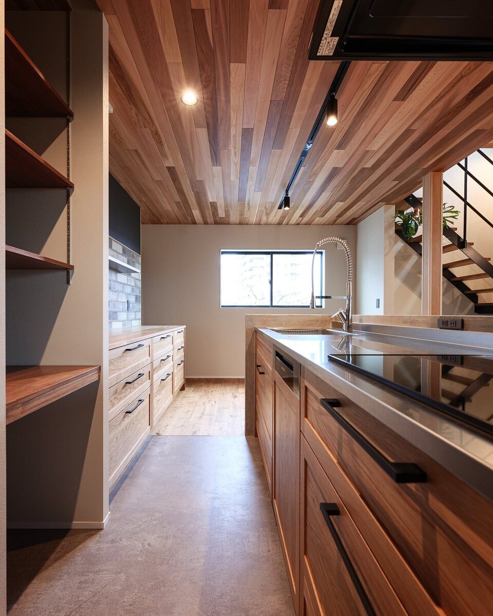 天井の無垢板張りに揃えた、まるでオーダー家具のように存在感のある木目が美しいキッチン＆カップボード。グレーのタイルやのネイビーのアクセントクロスでますますおしゃれなキッチンに✨