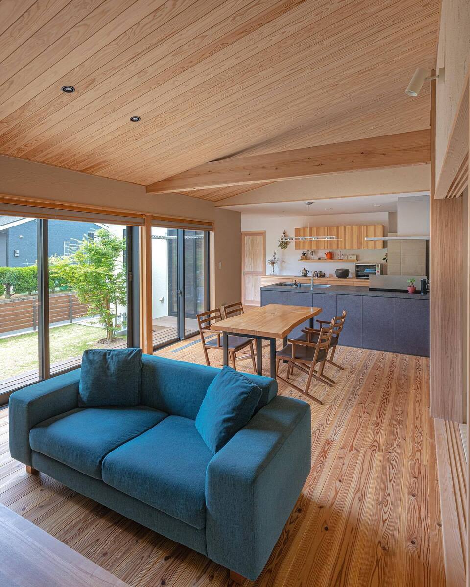 一面が大きな窓に面したリビングからダイニングキッチンまでの一続きの空間は、天井と床の木目が優しいナチュラル空間✨