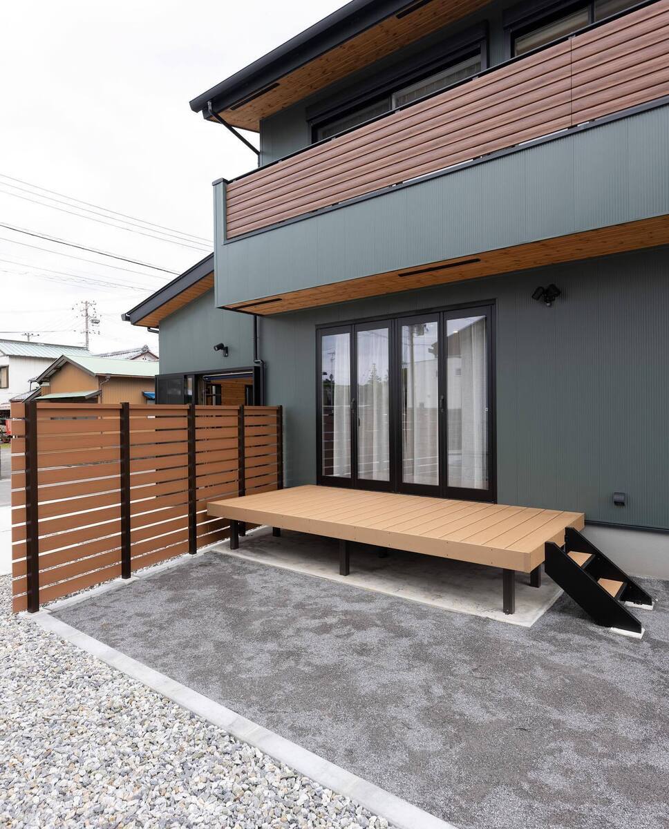 LDKの大きな掃き出し窓の先にはウッドデッキ！通りからはフェンスで目隠しして、BBQなどのお外ごはんやプール遊びも気軽に楽しめます。