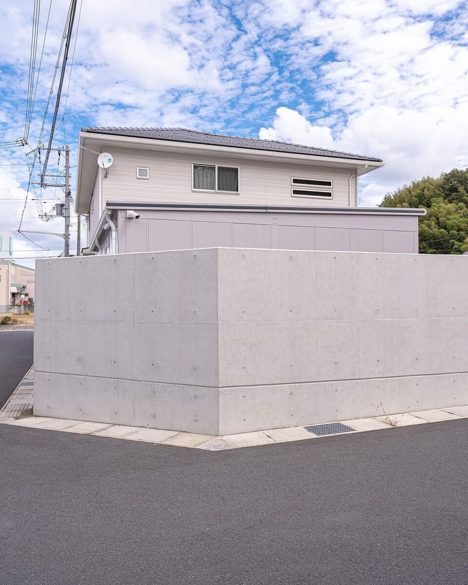 きれいなコンクリート壁に囲まれたシンプルなお家