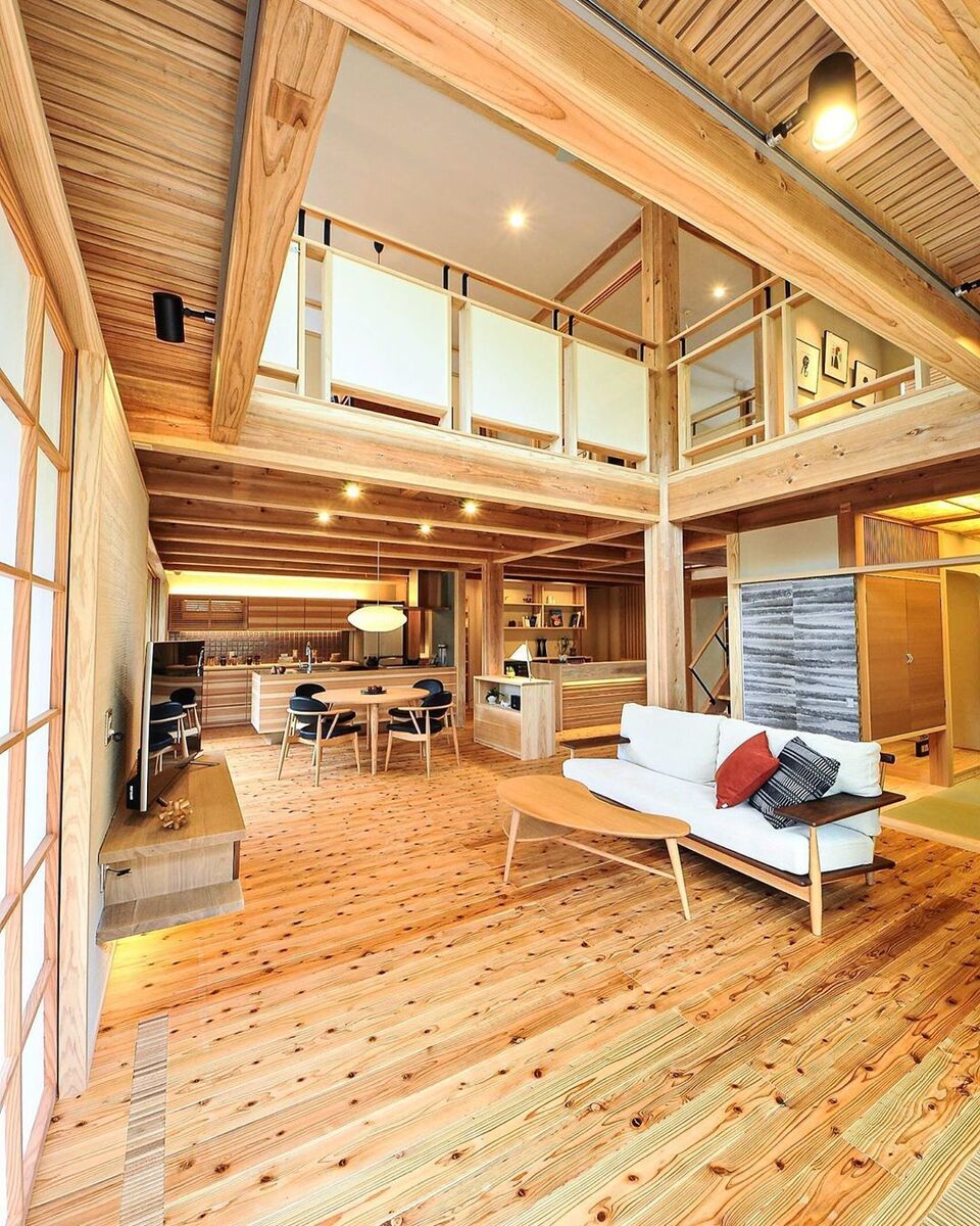 木造建築の迫力を感じるリビング