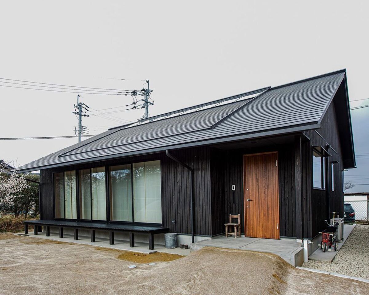 黒色で統一された平屋の外観