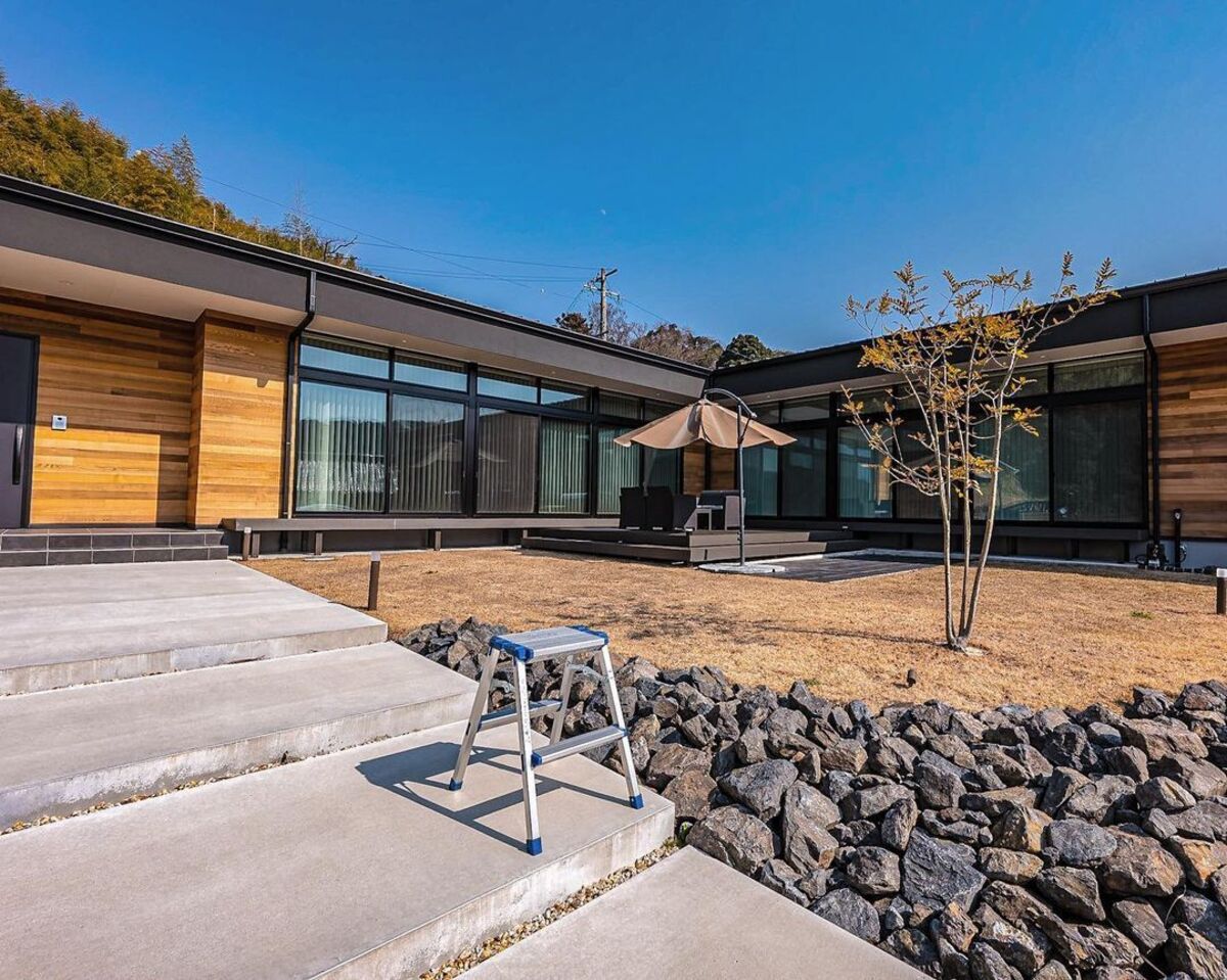 シンプルモダンでかっこいい平屋の玄関アプローチはコンクリートと石のコラボレーション