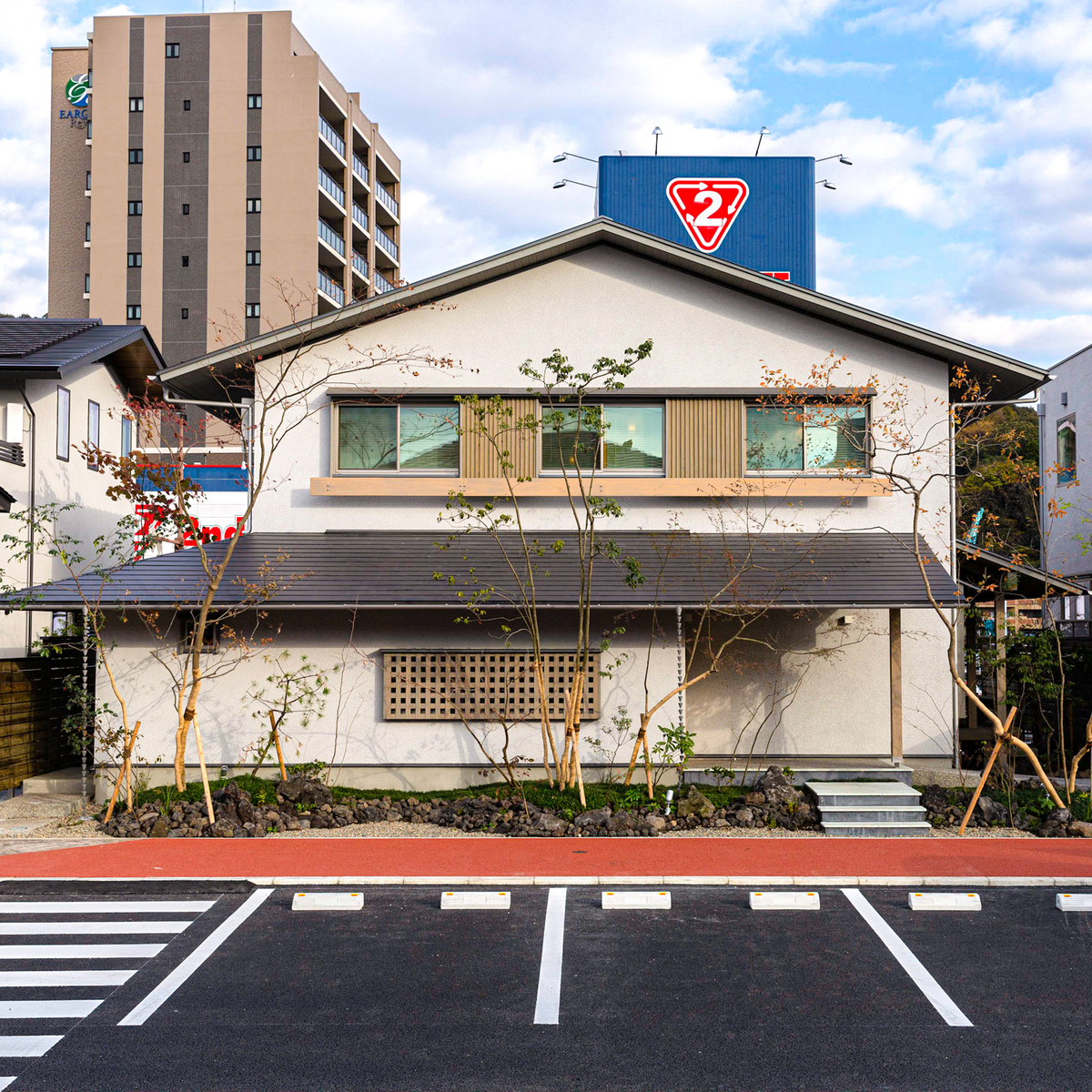 深い軒がお客様を丁寧にお迎えする、切妻屋根が美しい和モダンな家