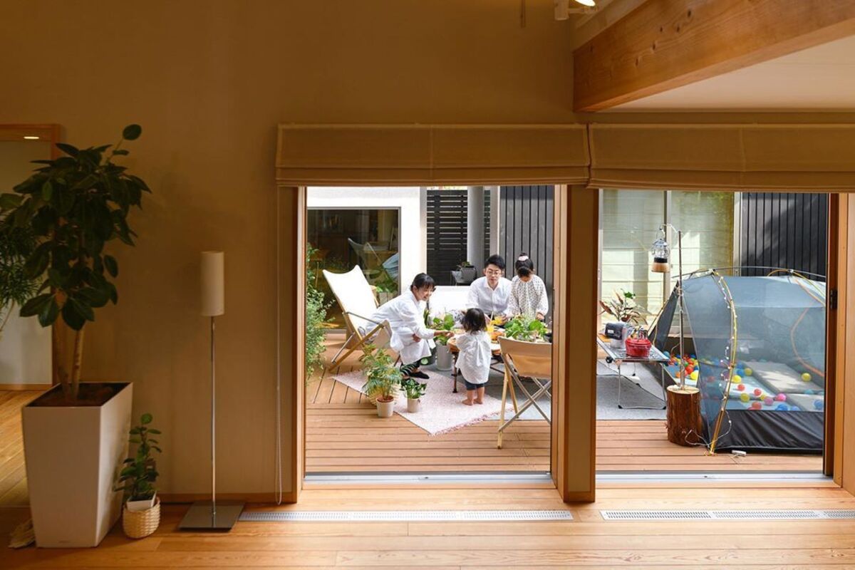 建物に囲まれたウッドデッキの中庭は、リビングの窓を開ければ中と外につながりが生まれ、ひとつづきの広々空間に！手軽に外ご飯も楽しめる家族みんなのお気に入りのアウトドアリビングです。