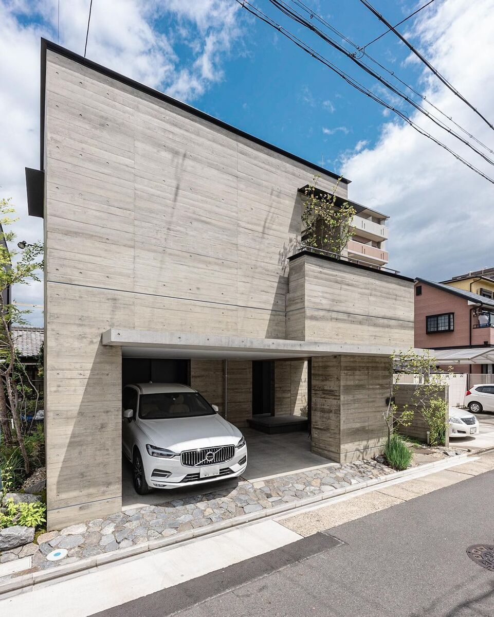 直線的でスタイリッシュな外観は木目を施したコンクリートが優しいイメージをプラスしています。