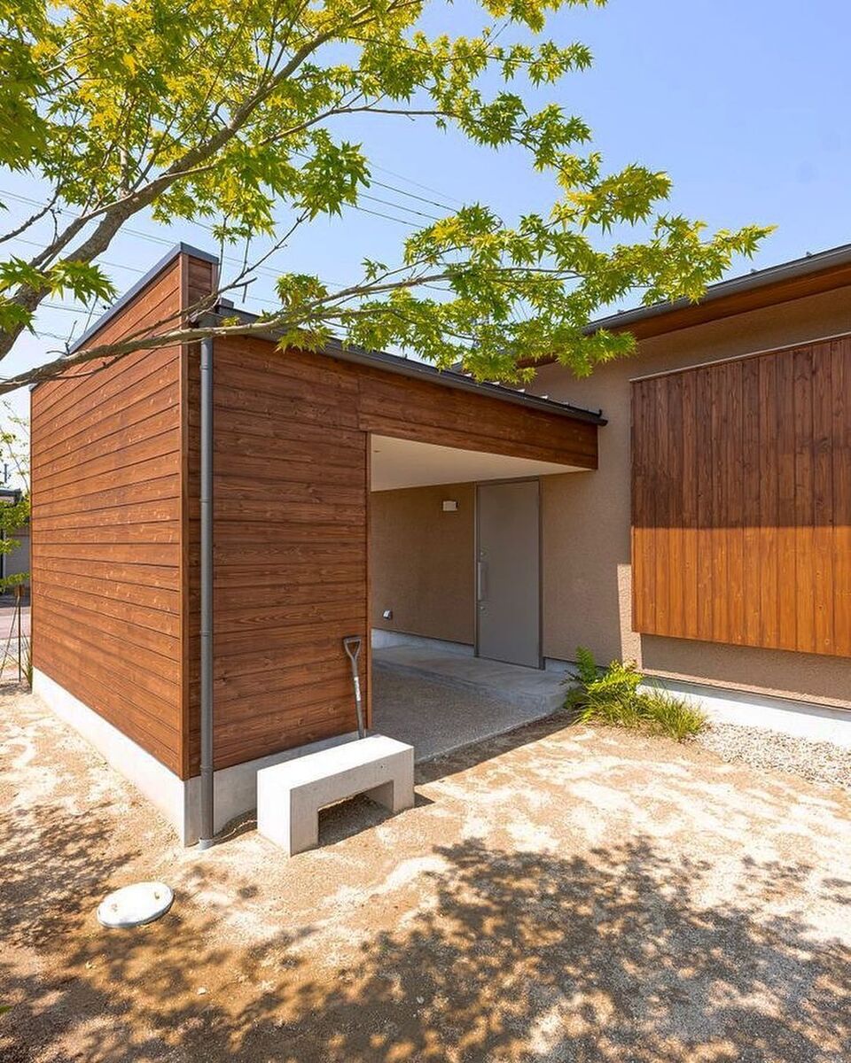 雨の日も慌てない屋根のある玄関アプローチの前に、古建具を利用した風情ある収納スペース。アウトドアグッズやゴルフバッグ、使わなくなったベビーカーや季節家電など、家に上げたくない物もたくさん収納できます