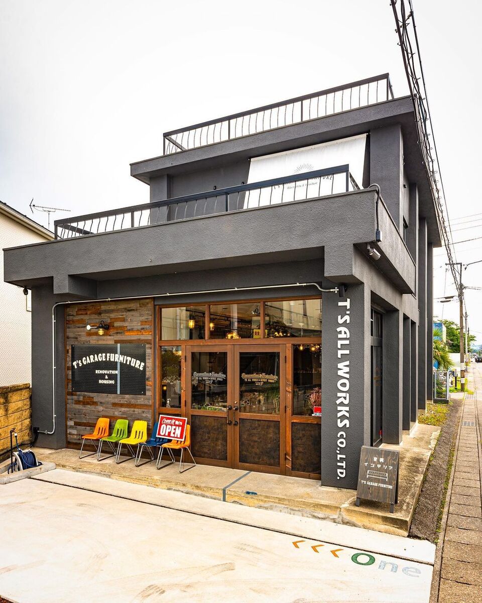 カラフルなチェアが目を引くおしゃれなお店は、鉄筋コンクリート造の建物をまるごとリノベーションして、ビンテージ家具、インダストリアルなインテリア、ミッドセンチュリーな雑貨等を販売するおしゃれなインテリアショップです