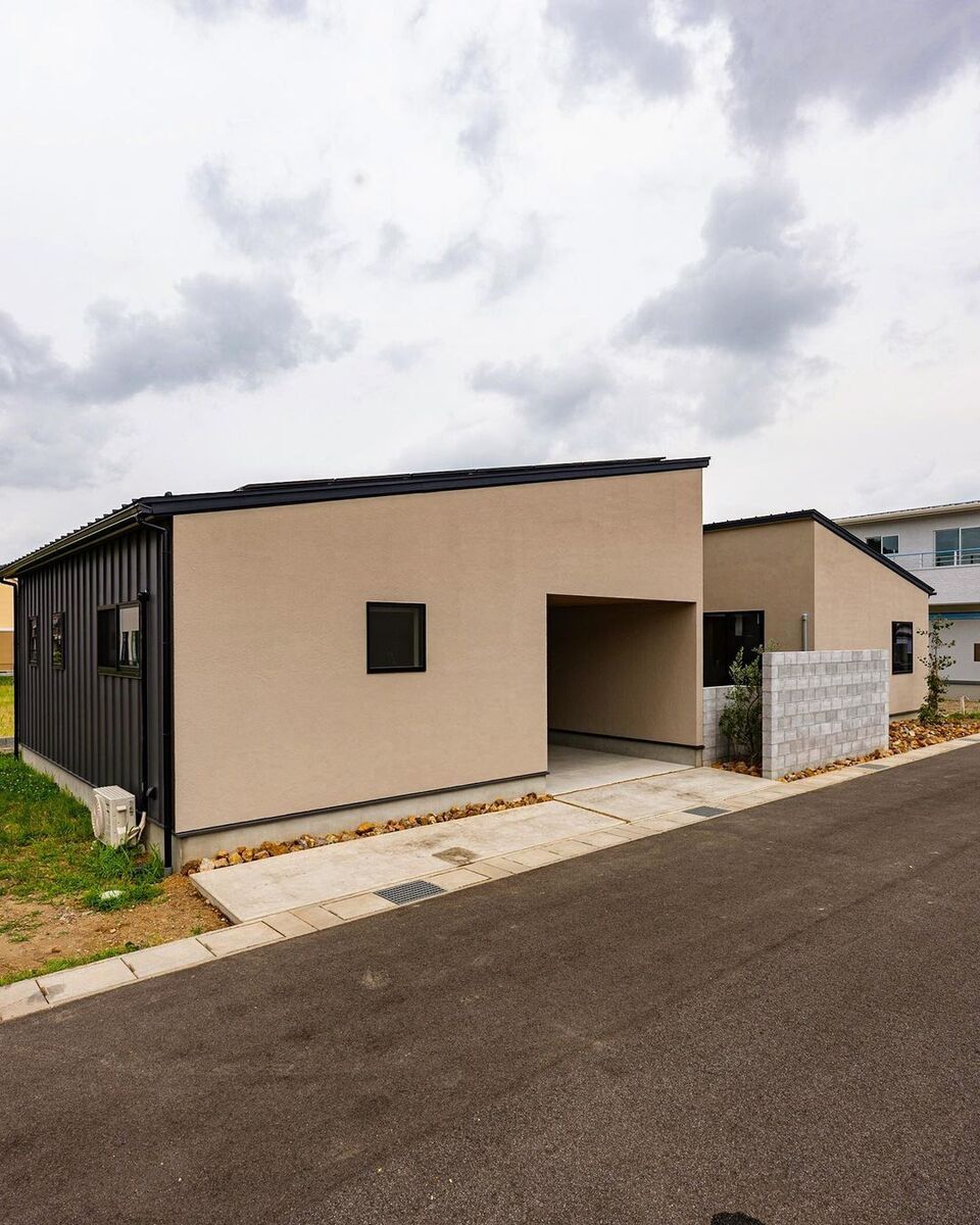 シンプルモダンで憧れの平屋のお家はビルトインガレージ付き！天候不良の時も大切なマイカーを雨風から守ってくれるし、車の乗り降りも慌てず◎