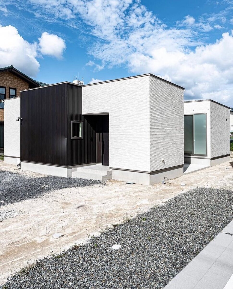 白・黒の箱型にデザインした平屋
