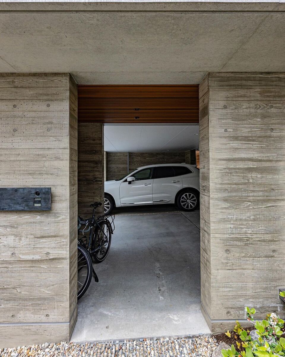ビルトインガレージ内の自転車置き場へは、ガレージに車が入っていても反対側の玄関アプローチ側から出入りできるので、車の横をドキドキしながら自転車ですり抜けようとして車を傷つちゃった！なんて心配もありません◎
