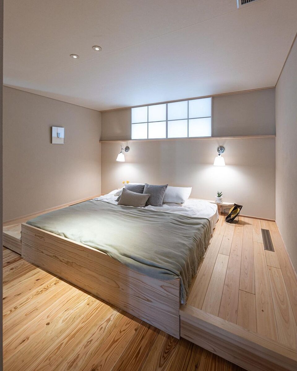 木の香りのリラックス効果で夜もぐっすり眠れる寝室。ブラケットライトとダウンライトを使い分けて光にもメリハリを✨ベット下には引き出しがあり、収納量も確保しています。