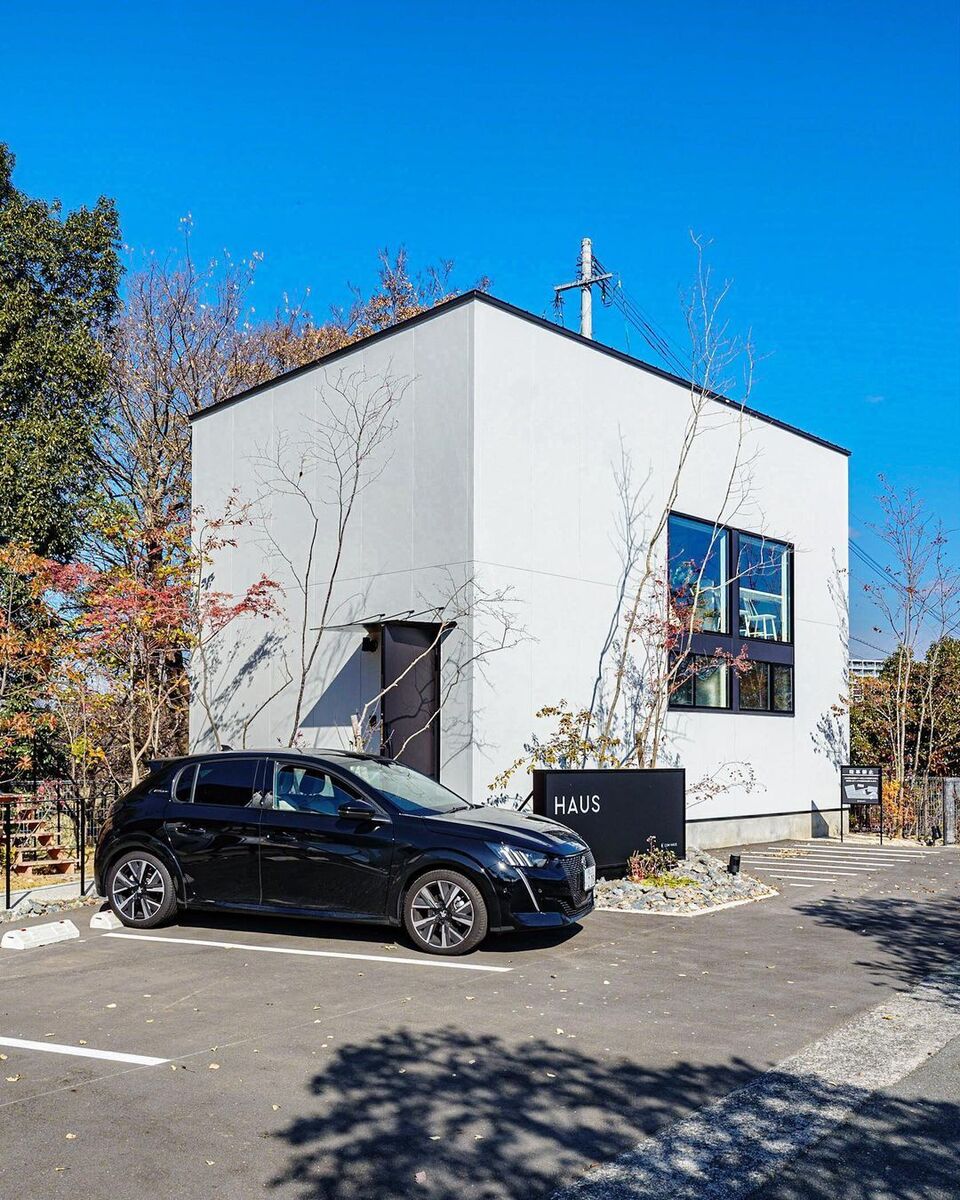 キューブ型のシンプルなフォルムに大きな窓で個性を演出したスタイリッシュでモダンなお家。シンボルツリーの落葉樹は、シンプルで飽きのこない外観に季節ごとの美しい彩りを加え、四季の移ろいを楽しませてくれます。