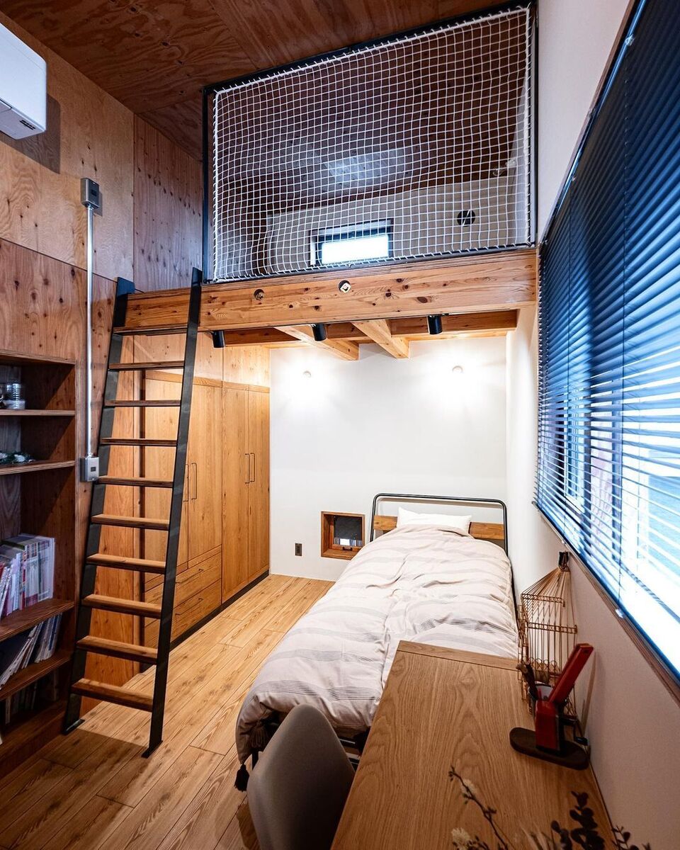 天井高を活かしたおしゃれなロフト付きの子供部屋。収納家具は、既製品をぴったり壁に埋め込んでオーダー家具のようなシンデレラフィット！ニッチの本棚や造作カウンターデスクも、コンパクトなスペースを有効活用した快適空間に！