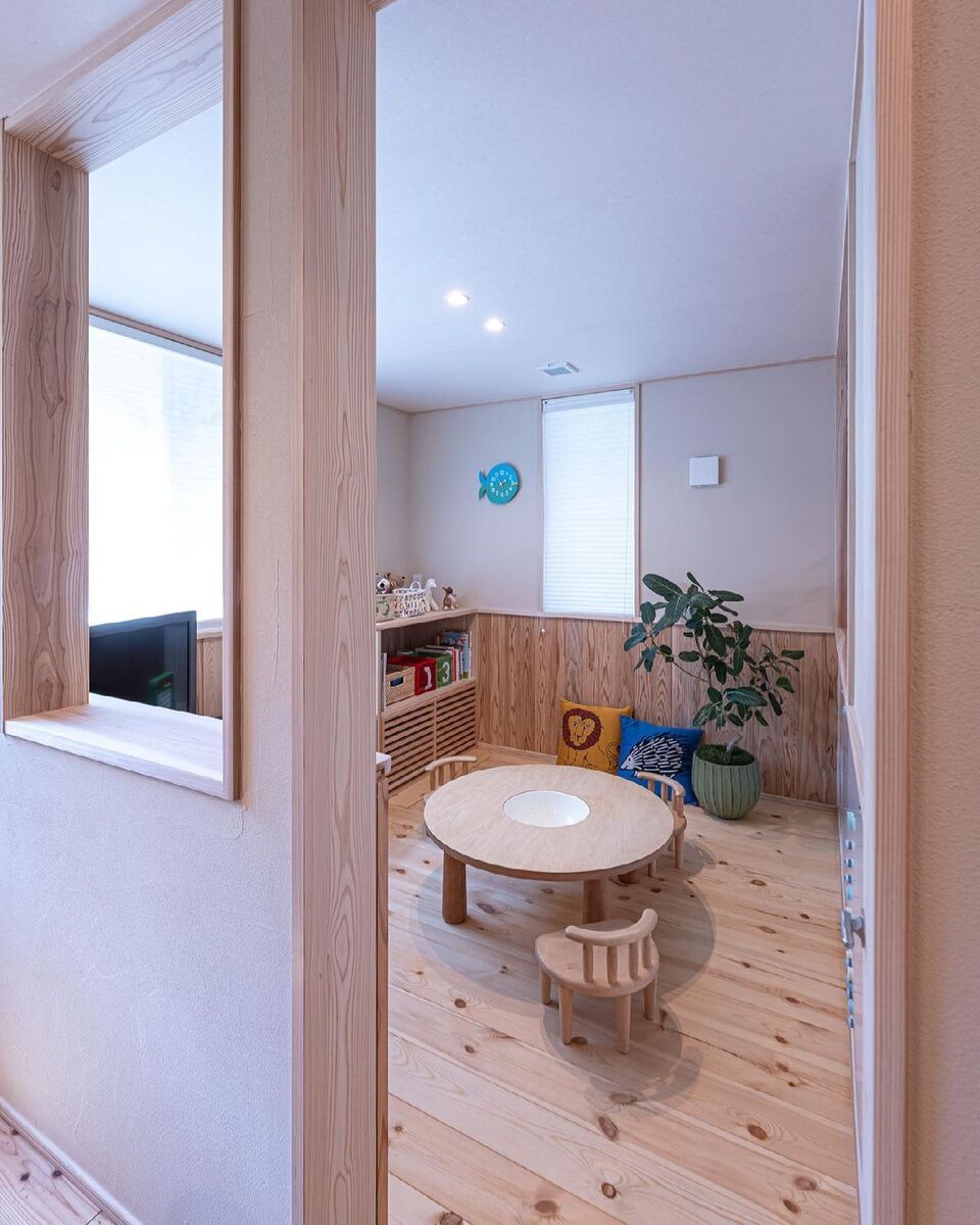 腰壁がある木に囲まれた小部屋