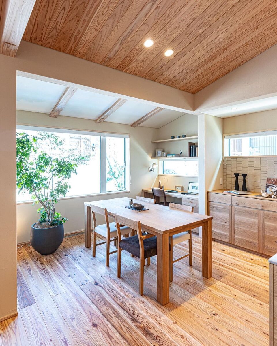 自然採光で明るい作業部屋とダイニング