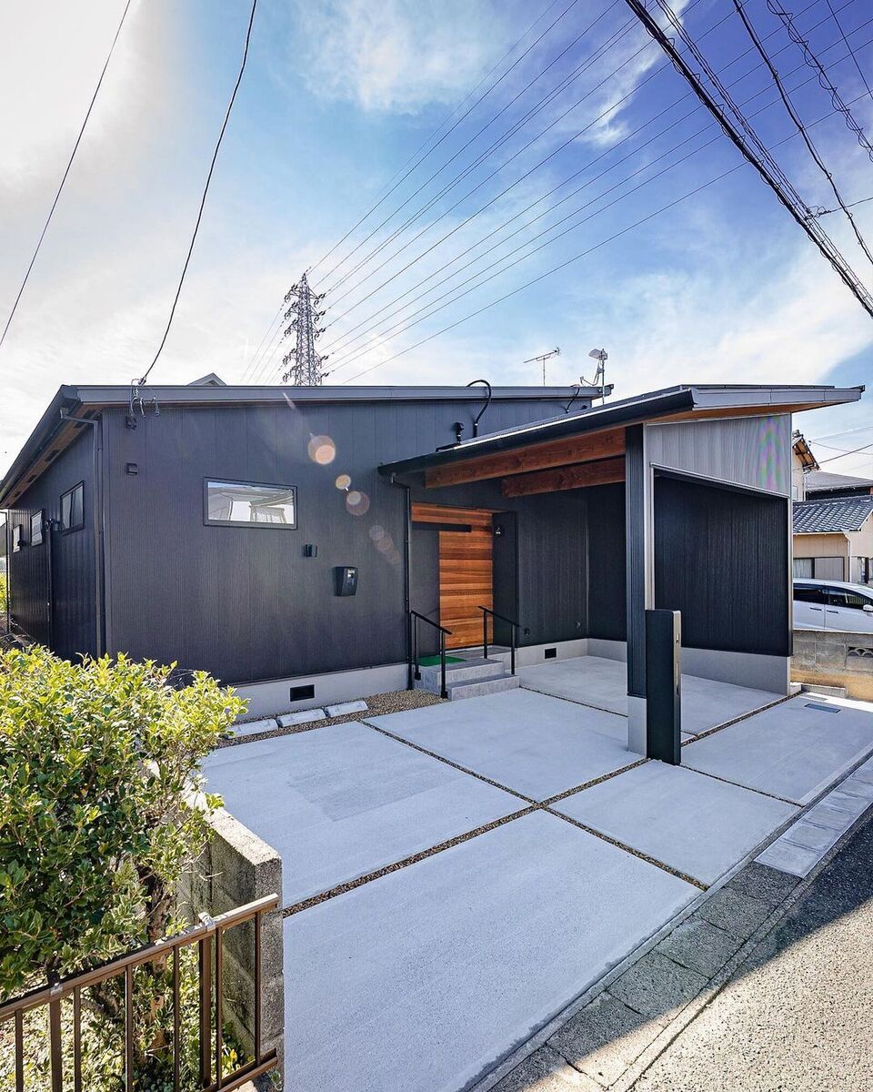 直線的なフォルムに黒いガルバリウムがスタイリッシュでシンプルモダンな外観。通りに面しては、プライバシーを守りながら採光・通風できるハイサイドライトにして機能性もデザイン性も◎