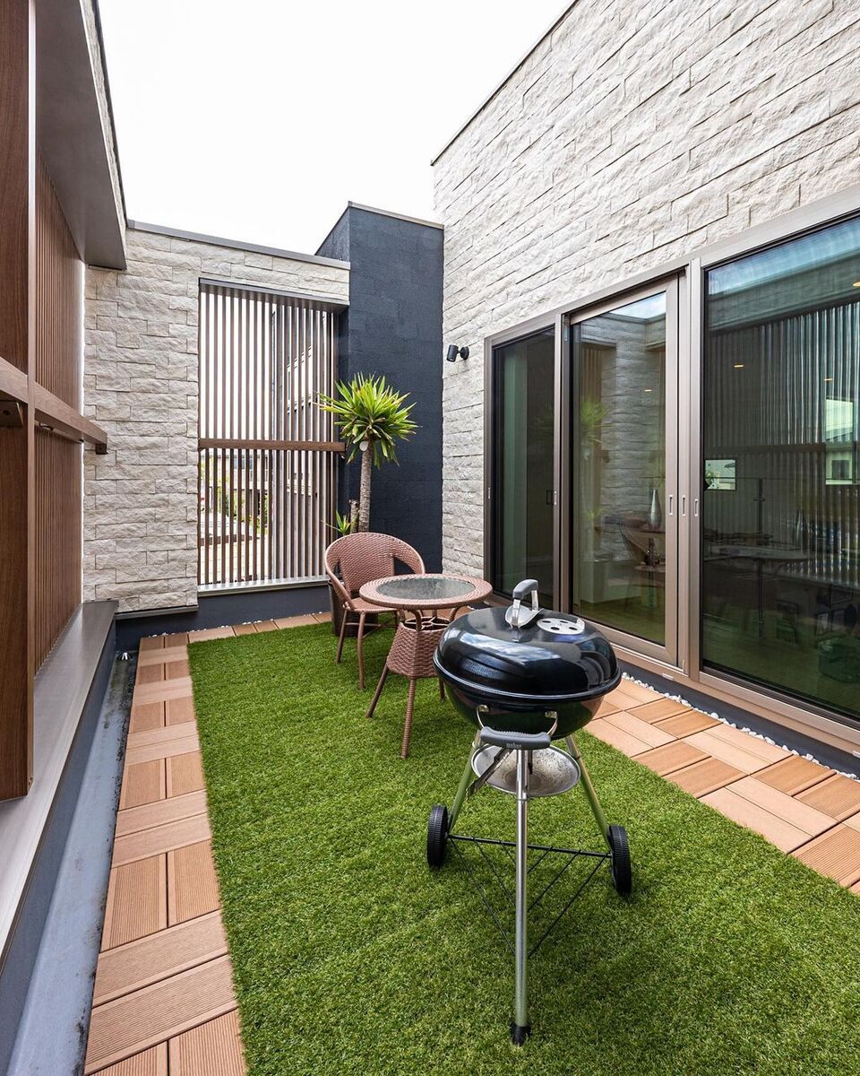 広々としたバルコニーに目隠しフェンスを設ければ、中庭感覚でプライバシーを確保！BBQをしたり、子どもたちがプール遊びをしたり、日中は太陽の光を浴びながら、夜には星空を眺めながら、お外ご飯を楽しんだり♪