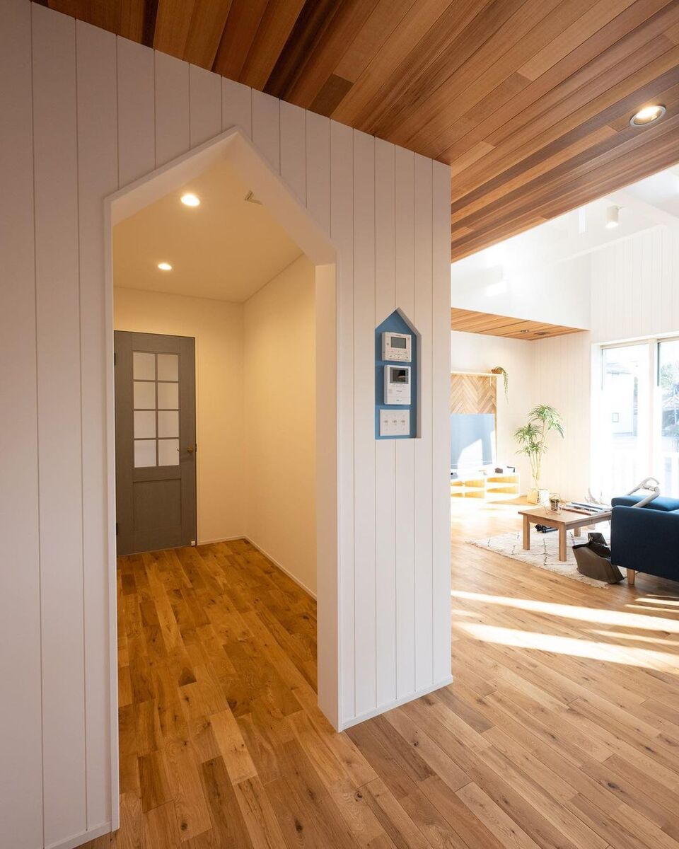 とんがり屋根の形が可愛い垂れ壁に合わせて、リモコンニッチもとんがり屋根型に！木目の天井＆フローリングと縦貼りの白い壁でナチュラルテイストな空間に、ニッチの水色の壁が可愛いアクセントに☆