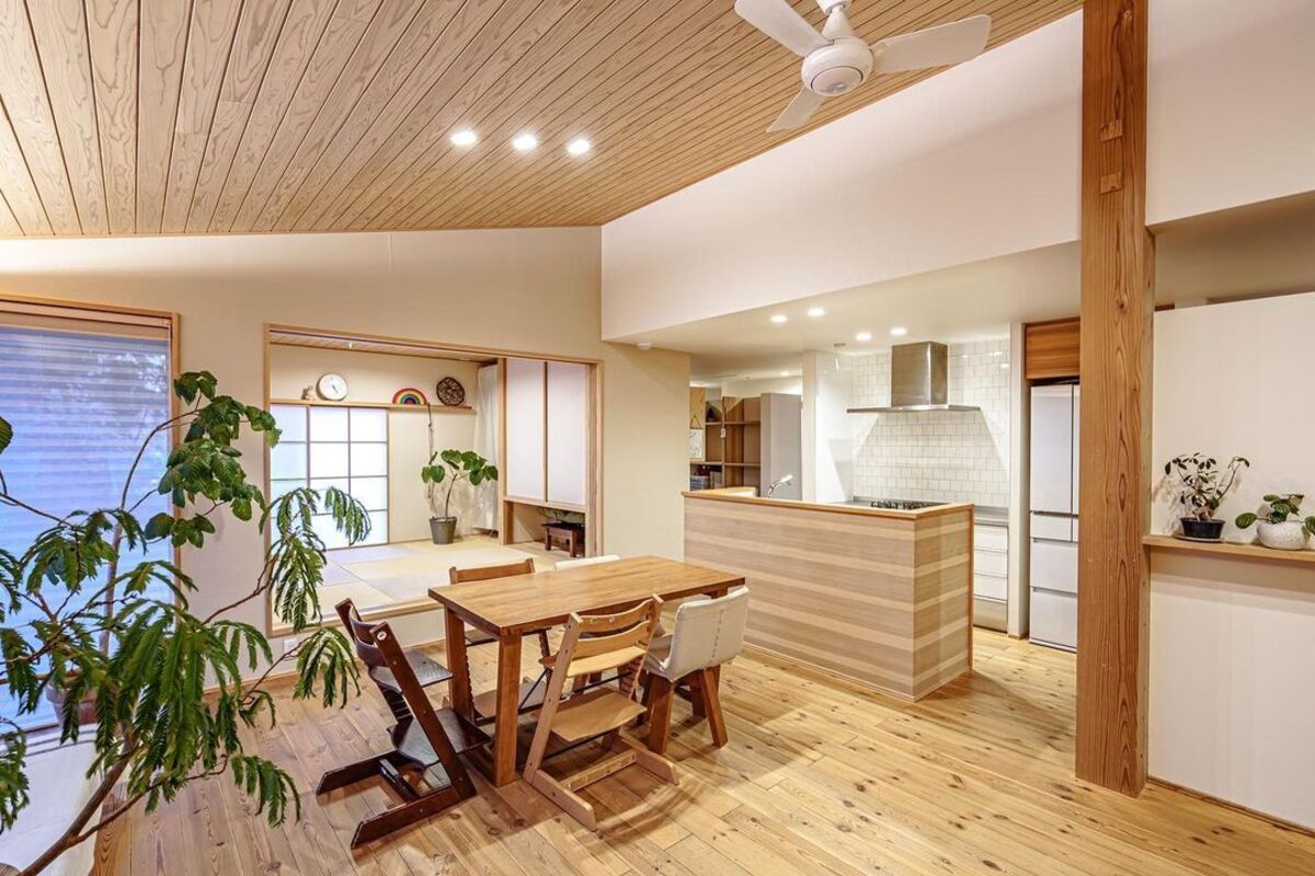無垢材の勾配天井と床から木の温かみが伝わるナチュラルなダイニングキッチン。隣に設けた小上がり和室は、腰掛けたり、お昼寝したり、お客様にお泊りしてもらったりと、とっても役に立つスペースです◎