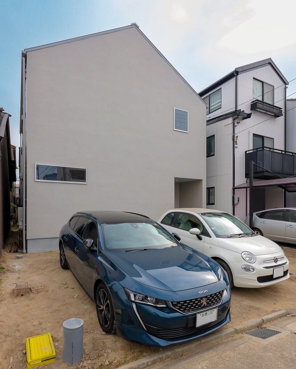 三角屋根が可愛いナチュラルカラーのシンプルなお家。通りに面しては極力窓を減らして外部の視線を避けつつ、ハイサイドライトを設置して明るさを取り入れる工夫を！