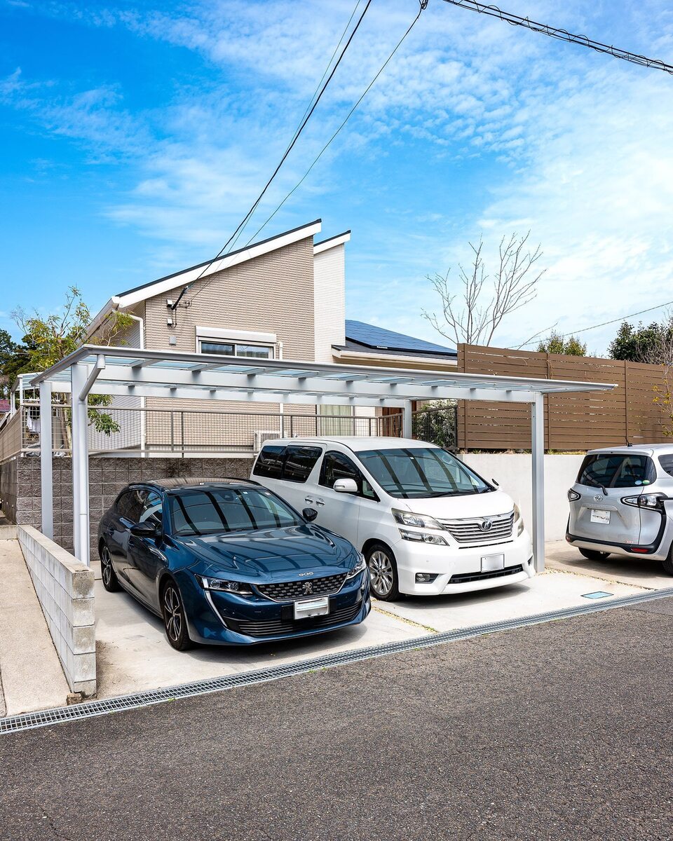 道路から建物の間には広々としたお庭+駐車スペースがあり、高低差もあるので道路からの視線や騒音も気になりません。駐車スペースでは、２台分のワイドサイズなカーポートが愛車を守ります！