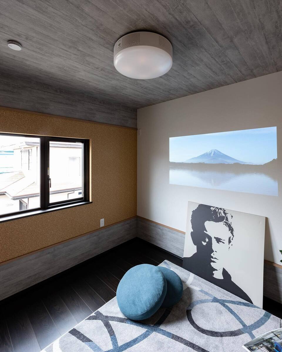 グレーをメインにしたモノトーンカラーのシックなお部屋は、プロジェクター+白い壁面でシアタールームに早変わり♪